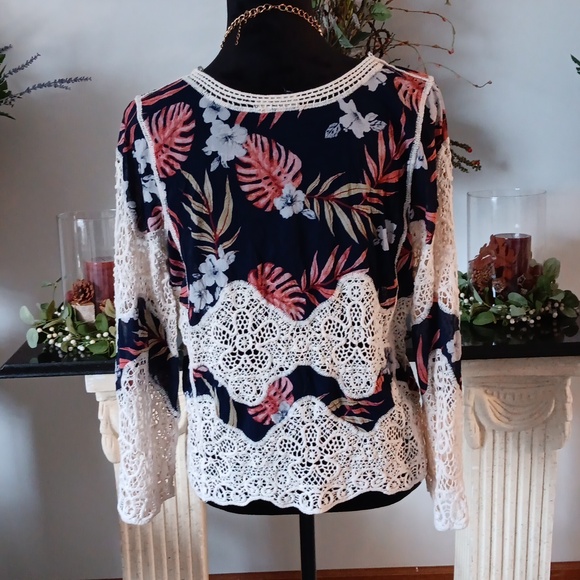 A Very Cute Floral Lacey Cardigan Size Sm - Picture 5 of 13